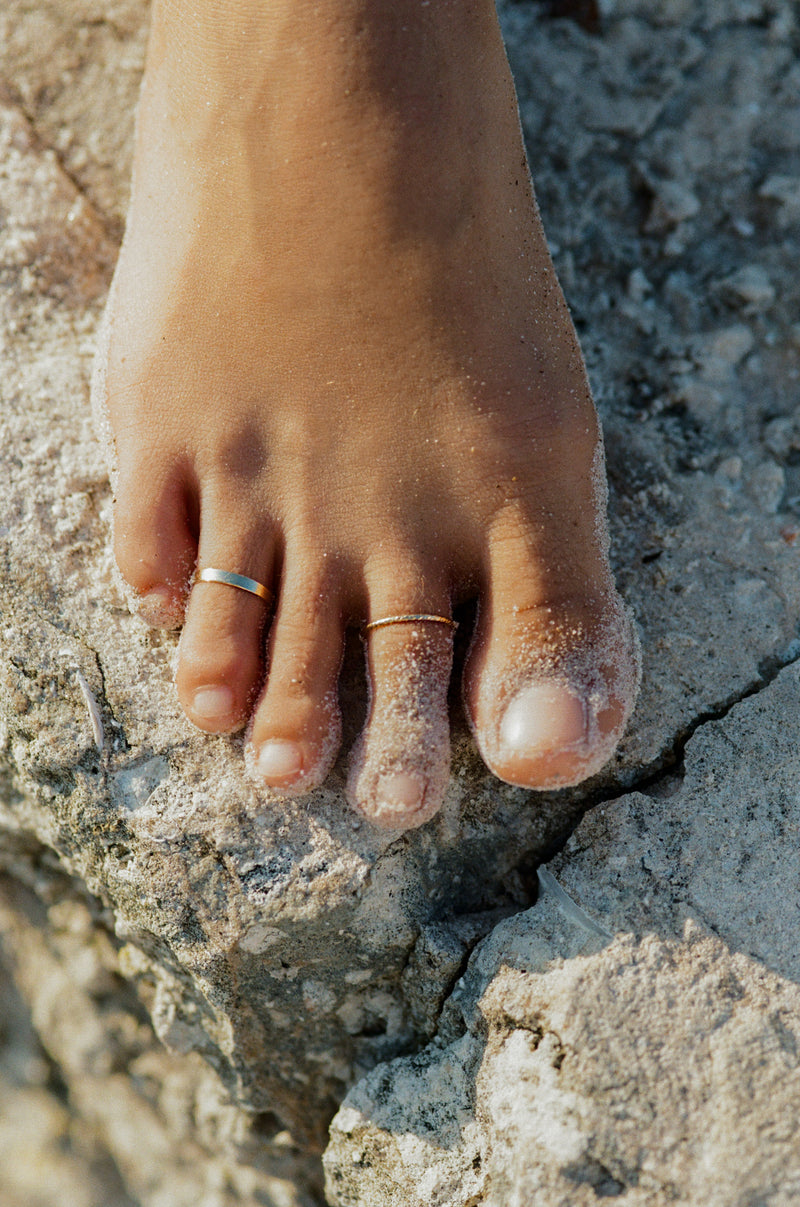 NAiiA Dani and Lili Toe Rings in gold on model