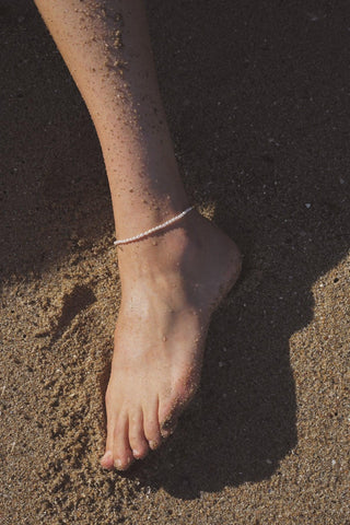 naiia olivia anklet - Freshwater pearl anklet on model